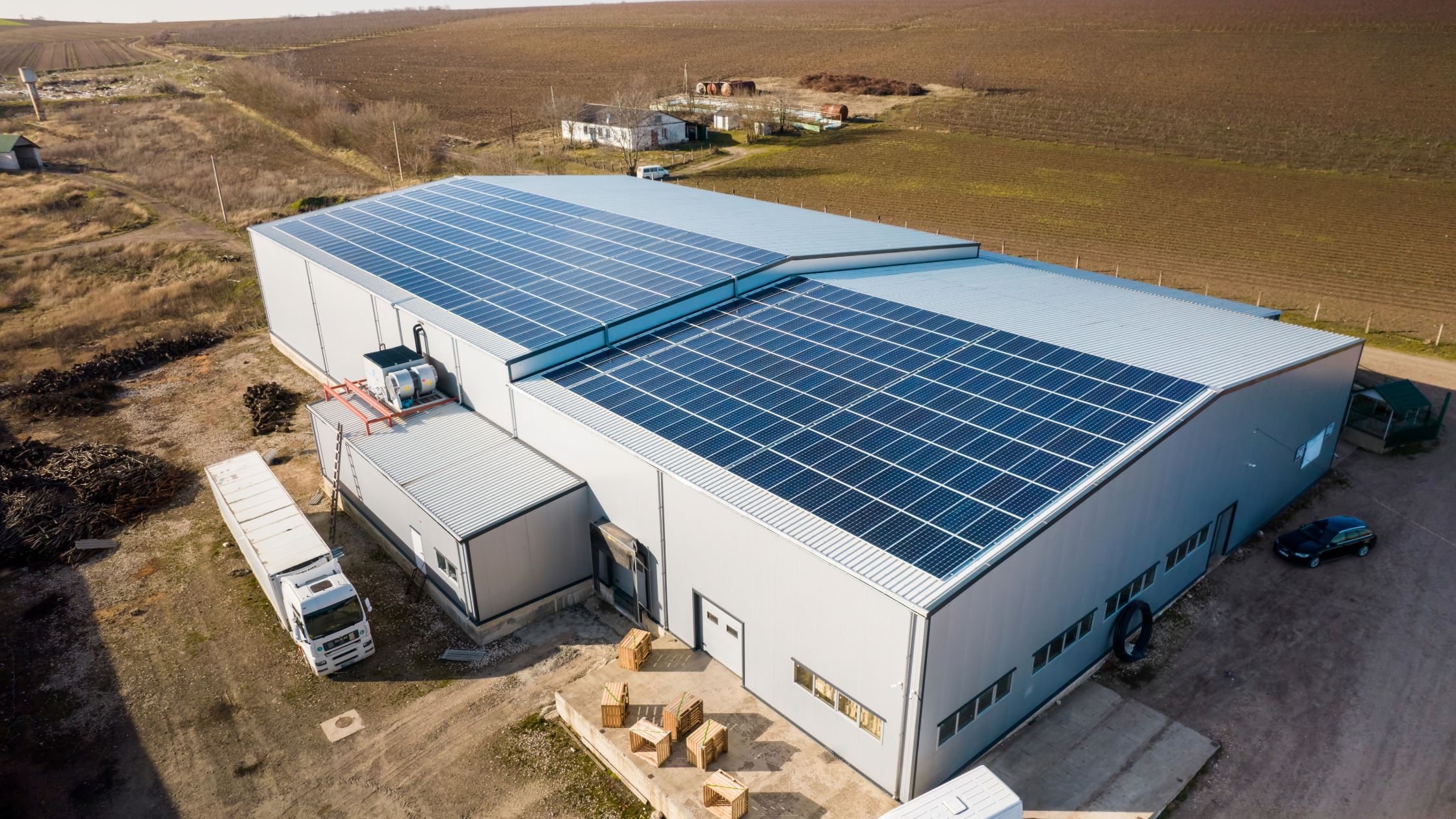 Ariel view of an agricultural warehouse with rooftop solar.